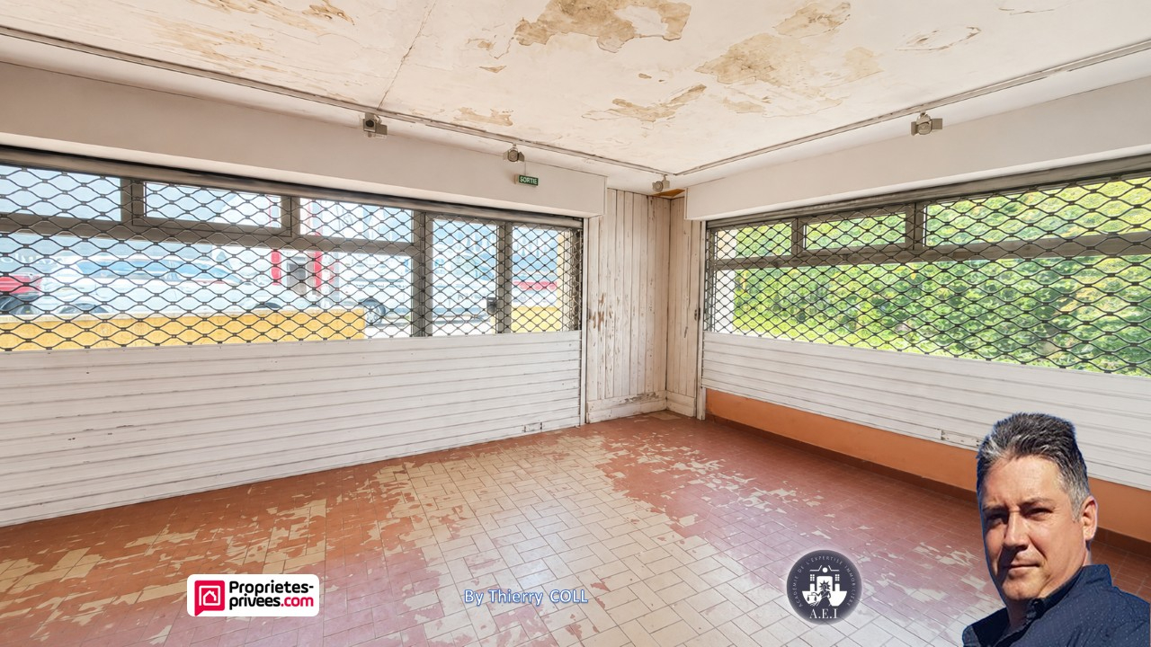 PONT-D'AIN PONT D AIN - MURS COMMERCIAUX 282 m², local libre avec parking 1