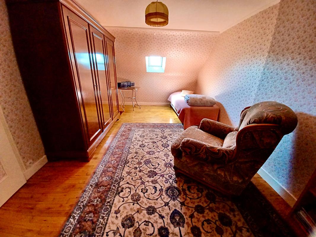 PEAULE Sally HICKEY vous propose en Exclusivité à PEAULE 56130, au coeur d'un bourg breton pittoresque et proche de tous commerces à pied, cette maison T4 ( 3 chambres - possible 4 ) et son grand jardin clos. Au prix de 205 000 euros, HAI 10