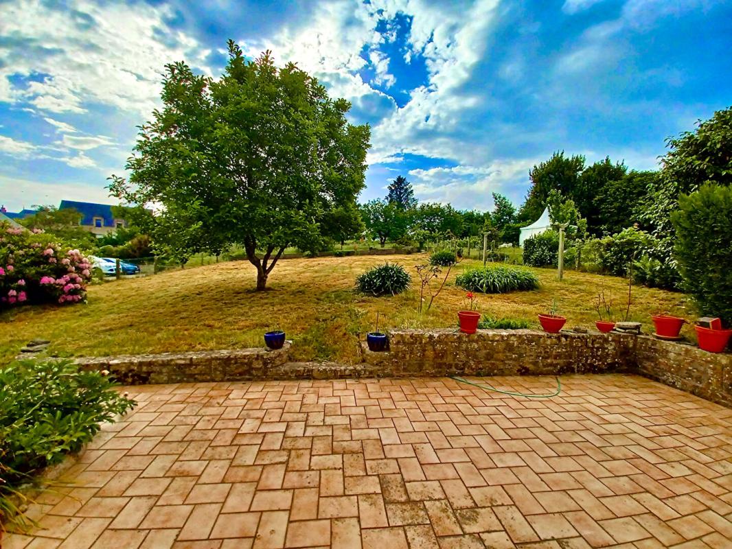 PEAULE Sally HICKEY vous propose en Exclusivité à PEAULE 56130, au coeur d'un bourg breton pittoresque et proche de tous commerces à pied, cette maison T4 ( 3 chambres - possible 4 ) et son grand jardin clos. Au prix de 205 000 euros, HAI 11