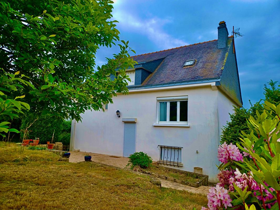 PEAULE Sally HICKEY vous propose en Exclusivité à PEAULE 56130, au coeur d'un bourg breton pittoresque et proche de tous commerces à pied, cette maison T4 ( 3 chambres - possible 4 ) et son grand jardin clos. Au prix de 205 000 euros, HAI 12