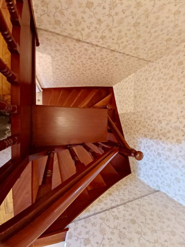 PEAULE Sally HICKEY vous propose en Exclusivité à PEAULE 56130, au coeur d'un bourg breton pittoresque et proche de tous commerces à pied, cette maison T4 ( 3 chambres - possible 4 ) et son grand jardin clos. Au prix de 205 000 euros, HAI 13