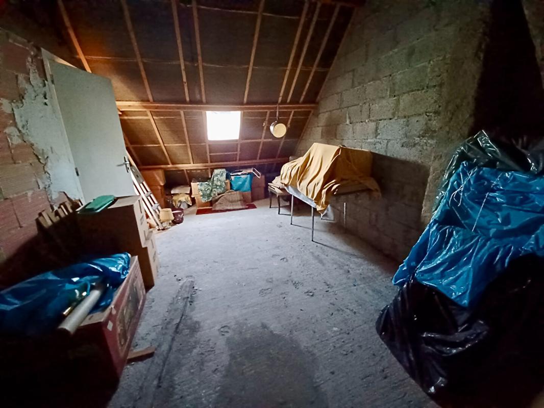 PEAULE Sally HICKEY vous propose en Exclusivité à PEAULE 56130, au coeur d'un bourg breton pittoresque et proche de tous commerces à pied, cette maison T4 ( 3 chambres - possible 4 ) et son grand jardin clos. Au prix de 205 000 euros, HAI 14