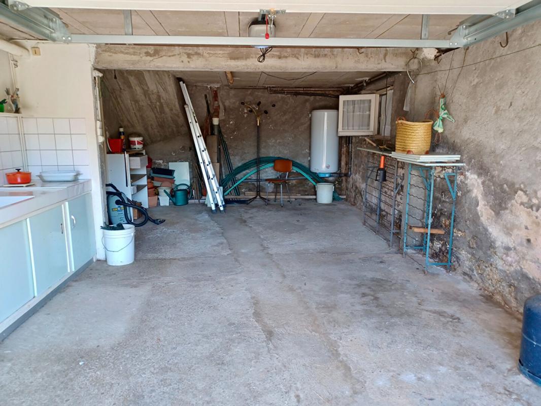 PEAULE Sally HICKEY vous propose en Exclusivité à PEAULE 56130, au coeur d'un bourg breton pittoresque et proche de tous commerces à pied, cette maison T4 ( 3 chambres - possible 4 ) et son grand jardin clos. Au prix de 205 000 euros, HAI 15