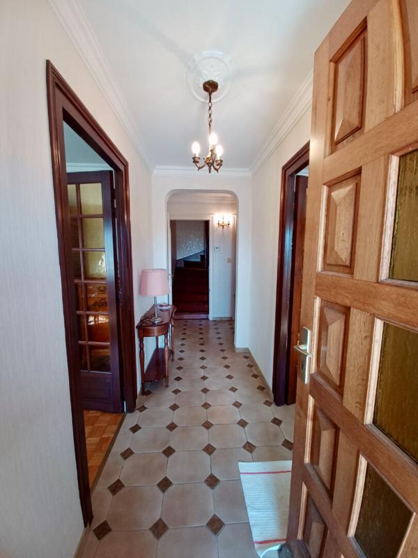 PEAULE Sally HICKEY vous propose en Exclusivité à PEAULE 56130, au coeur d'un bourg breton pittoresque et proche de tous commerces à pied, cette maison T4 ( 3 chambres - possible 4 ) et son grand jardin clos. Au prix de 205 000 euros, HAI 16