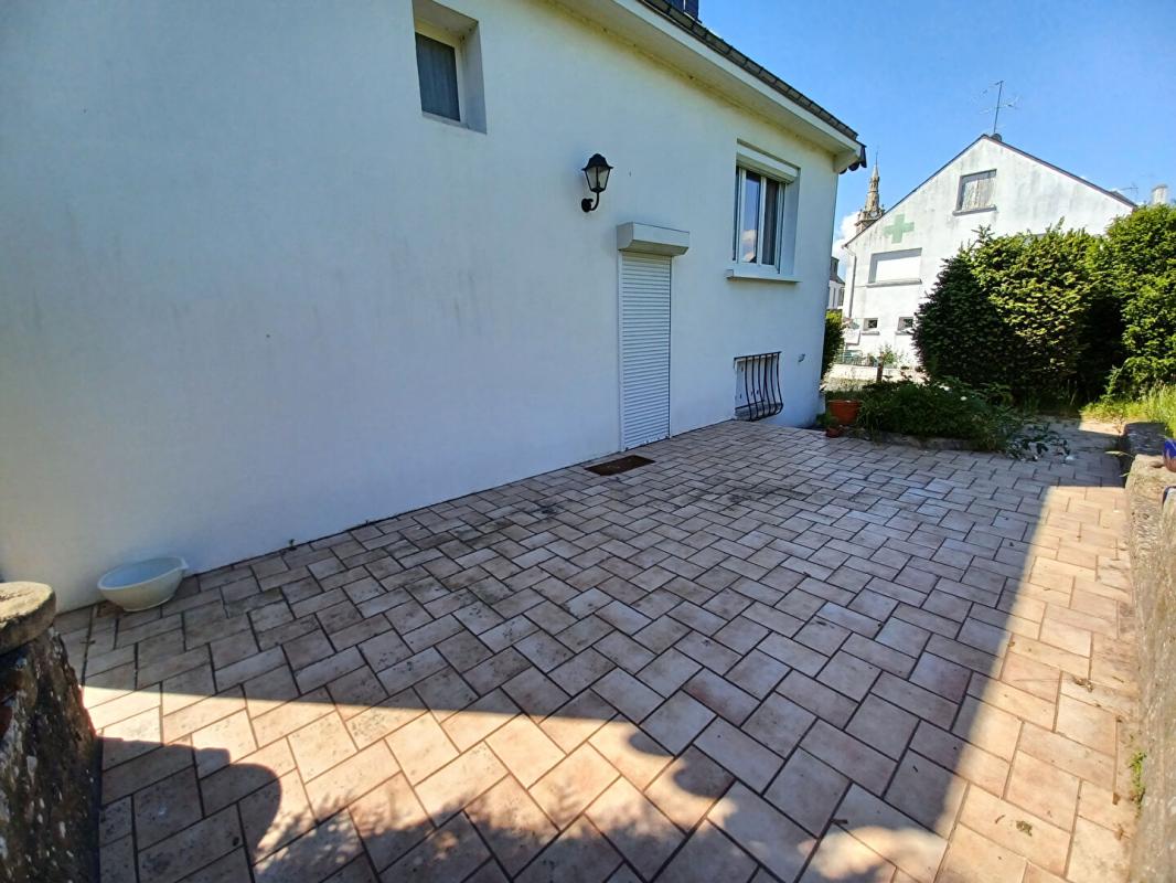 PEAULE Sally HICKEY vous propose en Exclusivité à PEAULE 56130, au coeur d'un bourg breton pittoresque et proche de tous commerces à pied, cette maison T4 ( 3 chambres - possible 4 ) et son grand jardin clos. Au prix de 205 000 euros, HAI 18