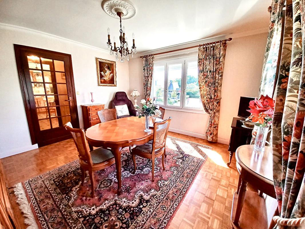 PEAULE Sally HICKEY vous propose en Exclusivité à PEAULE 56130, au coeur d'un bourg breton pittoresque et proche de tous commerces à pied, cette maison T4 ( 3 chambres - possible 4 ) et son grand jardin clos. Au prix de 205 000 euros, HAI 2