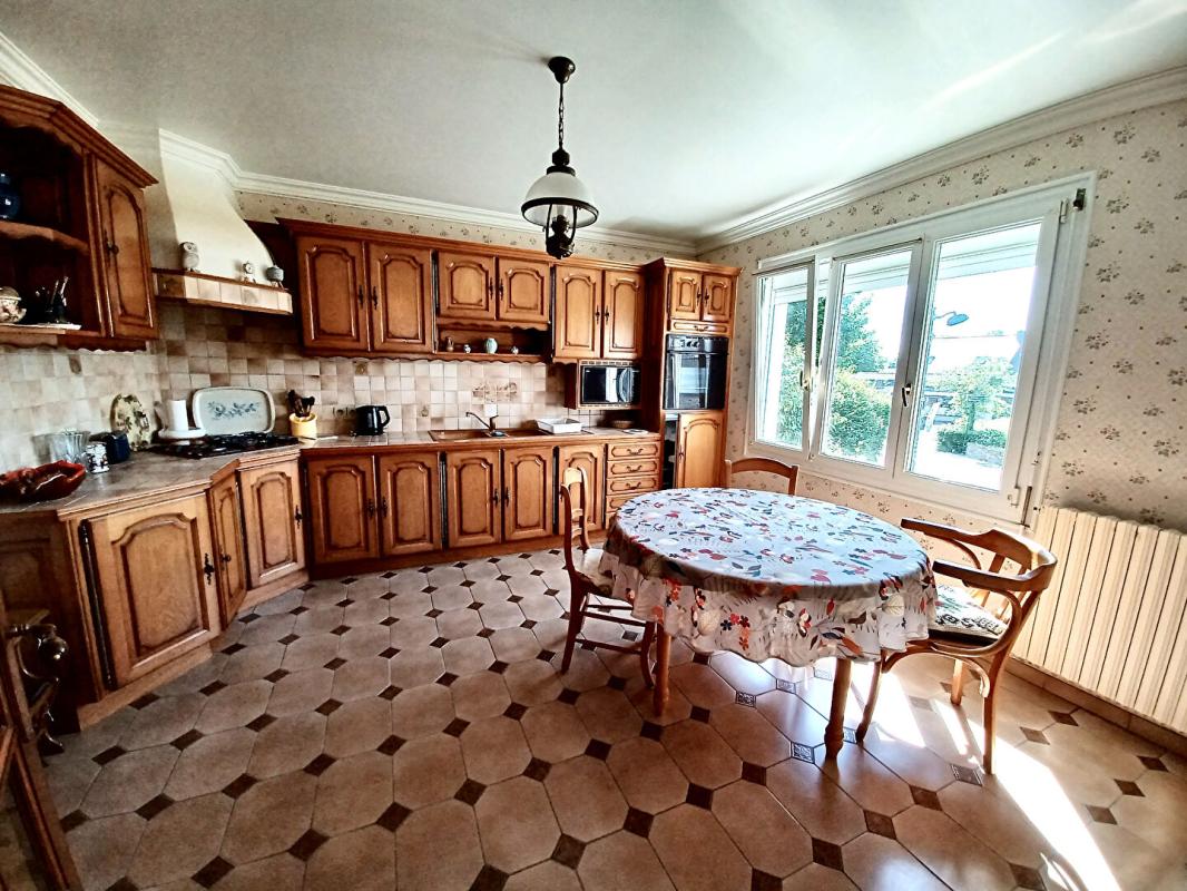 PEAULE Sally HICKEY vous propose en Exclusivité à PEAULE 56130, au coeur d'un bourg breton pittoresque et proche de tous commerces à pied, cette maison T4 ( 3 chambres - possible 4 ) et son grand jardin clos. Au prix de 205 000 euros, HAI 5