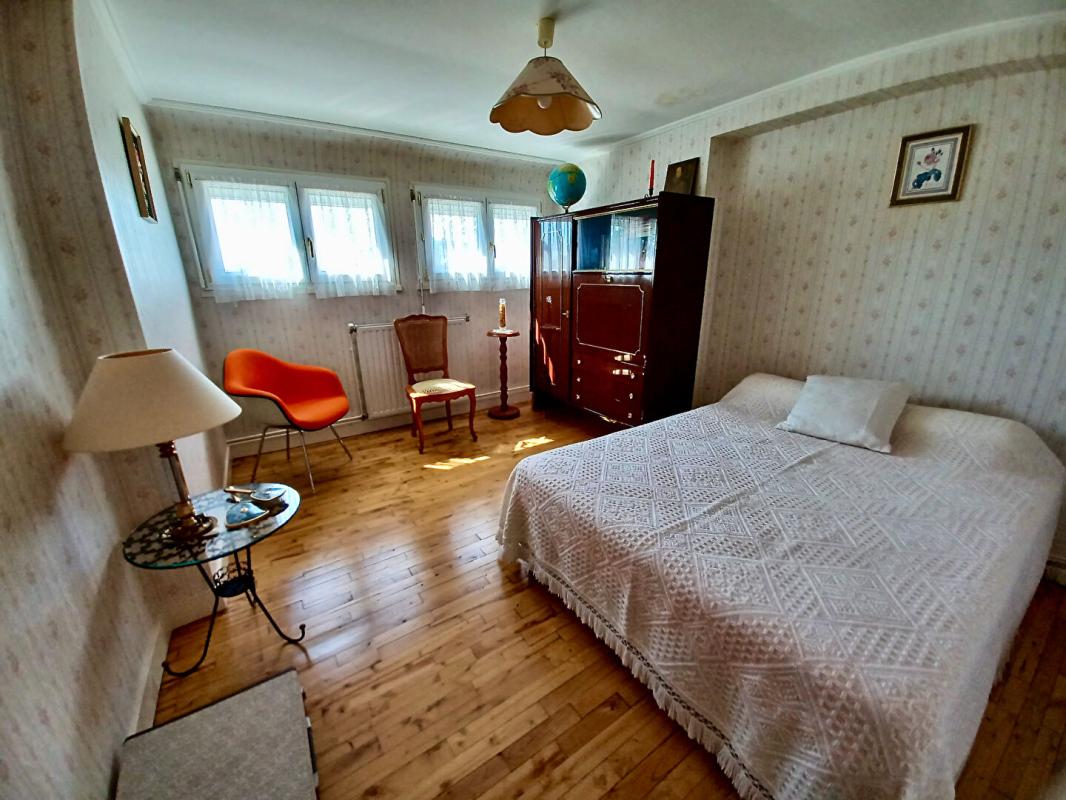 PEAULE Sally HICKEY vous propose en Exclusivité à PEAULE 56130, au coeur d'un bourg breton pittoresque et proche de tous commerces à pied, cette maison T4 ( 3 chambres - possible 4 ) et son grand jardin clos. Au prix de 205 000 euros, HAI 6
