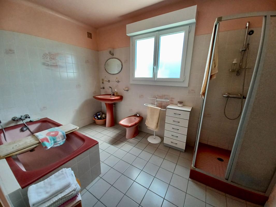 PEAULE Sally HICKEY vous propose en Exclusivité à PEAULE 56130, au coeur d'un bourg breton pittoresque et proche de tous commerces à pied, cette maison T4 ( 3 chambres - possible 4 ) et son grand jardin clos. Au prix de 205 000 euros, HAI 8