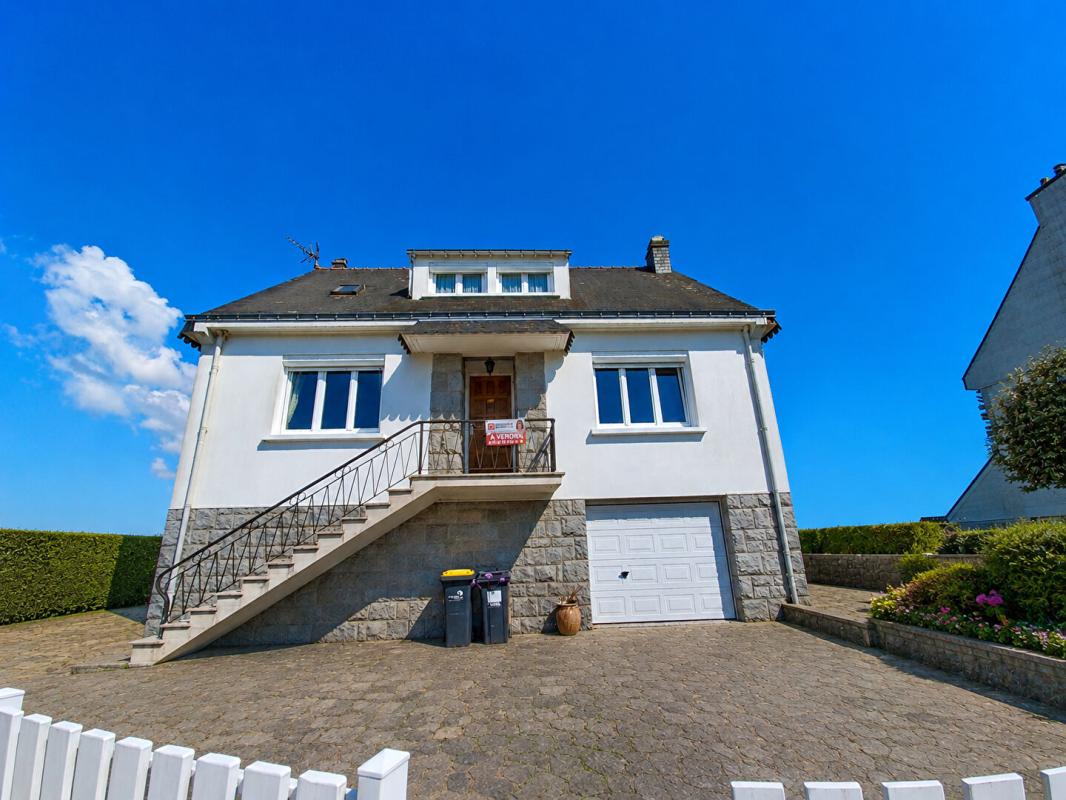 PEAULE Sally HICKEY vous propose en Exclusivité à PEAULE 56130, au coeur d'un bourg breton pittoresque et proche de tous commerces à pied, cette maison T4 ( 3 chambres - possible 4 ) et son grand jardin clos. Au prix de 205 000 euros, HAI 9