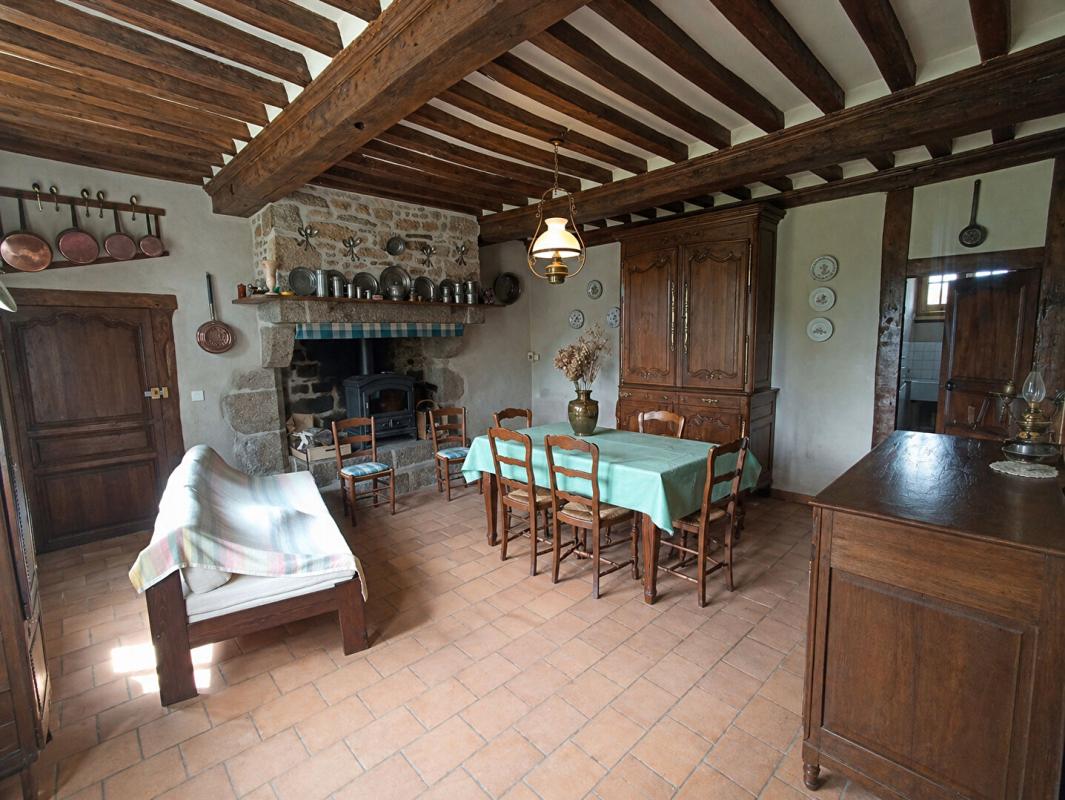 SAINT-NICOLAS-DES-BOIS Maison Saint Nicolas Des Bois 9 pièce(s) 223.50 m2 2