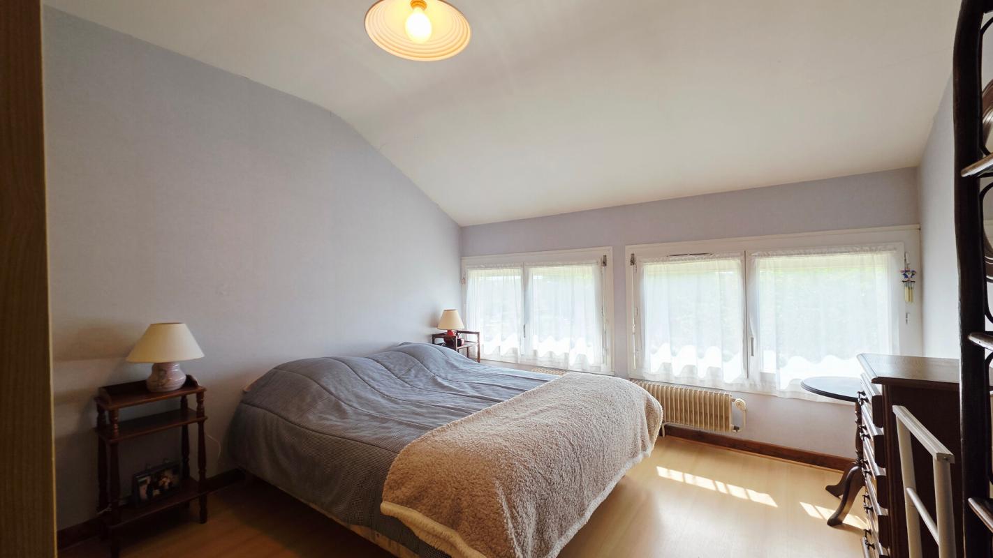 SAINT-DOULCHARD MAISON DE 162M² 7 PIECES 6 CHAMBRES SOUS-SOL GARAGE JARDIN 12