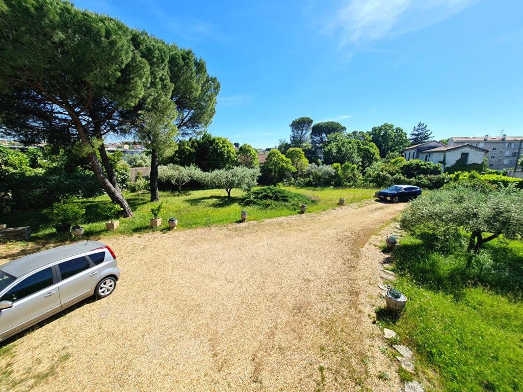 ALES PROPRIÉTÉ FAMILIALE AUX VOLUMES GÉNÉREUX SUR PLUS DE 2100 m² CONSTRUCTIBLES 2