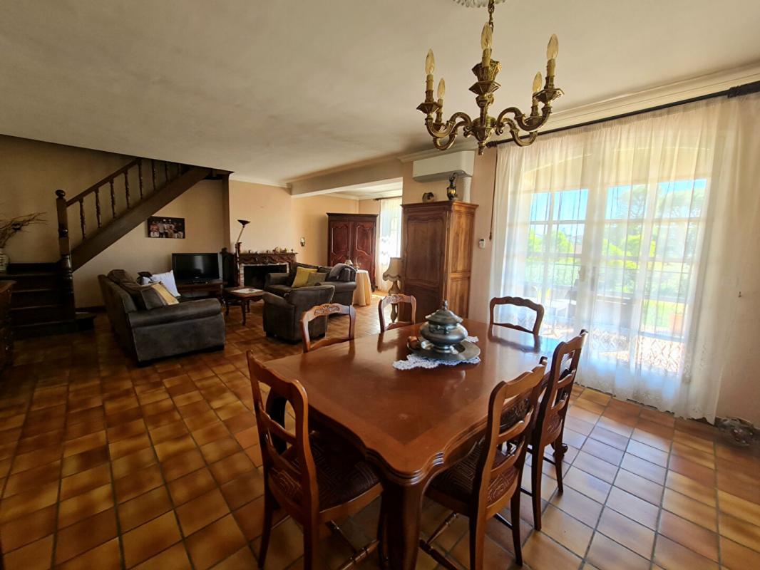 ALES PROPRIÉTÉ FAMILIALE AUX VOLUMES GÉNÉREUX SUR PLUS DE 2100 m² CONSTRUCTIBLES 7
