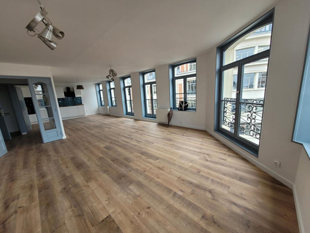 LILLE Rue nationale à Lille T4 en duplex 1