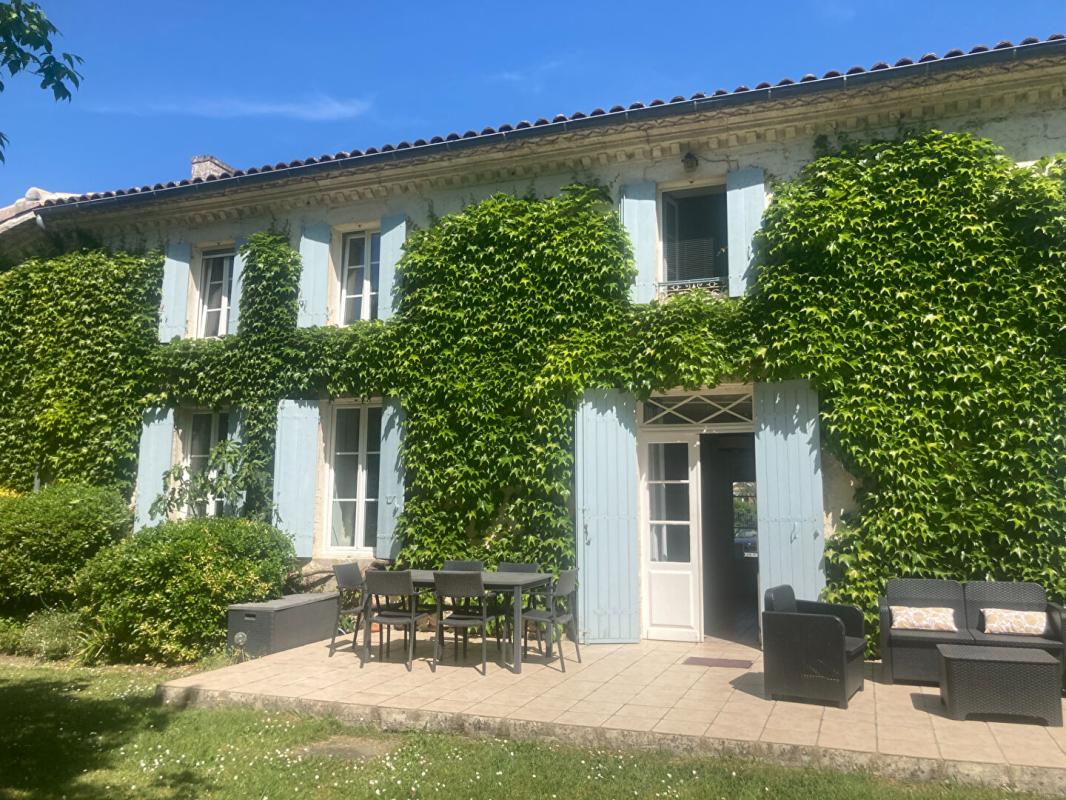 CIVRAC-DE-BLAYE Elégante maison de maître avec activité touristique à forte valeur ajoutée 14