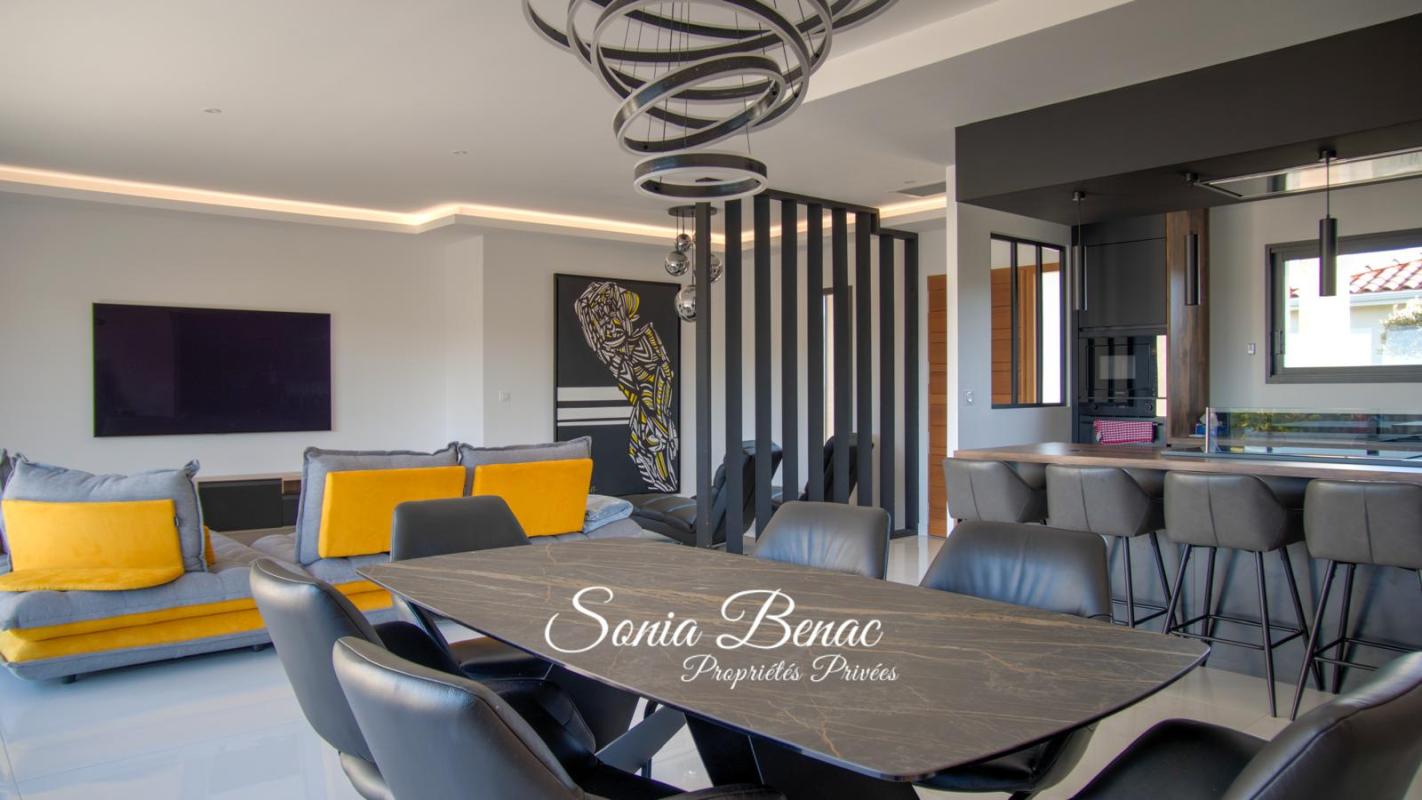 CARBONNE VILLA COMTEMPORAINE DE PLAIN PIED - T5 - PISCINE - POOL HOUSE - DOUBLE GARAGE - CARBONNE 10