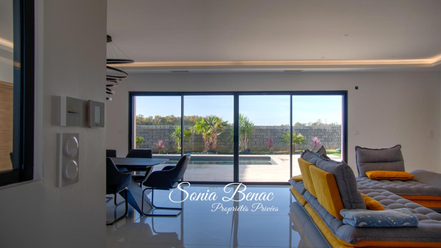 CARBONNE VILLA COMTEMPORAINE DE PLAIN PIED - T5 - PISCINE - POOL HOUSE - DOUBLE GARAGE - CARBONNE 11