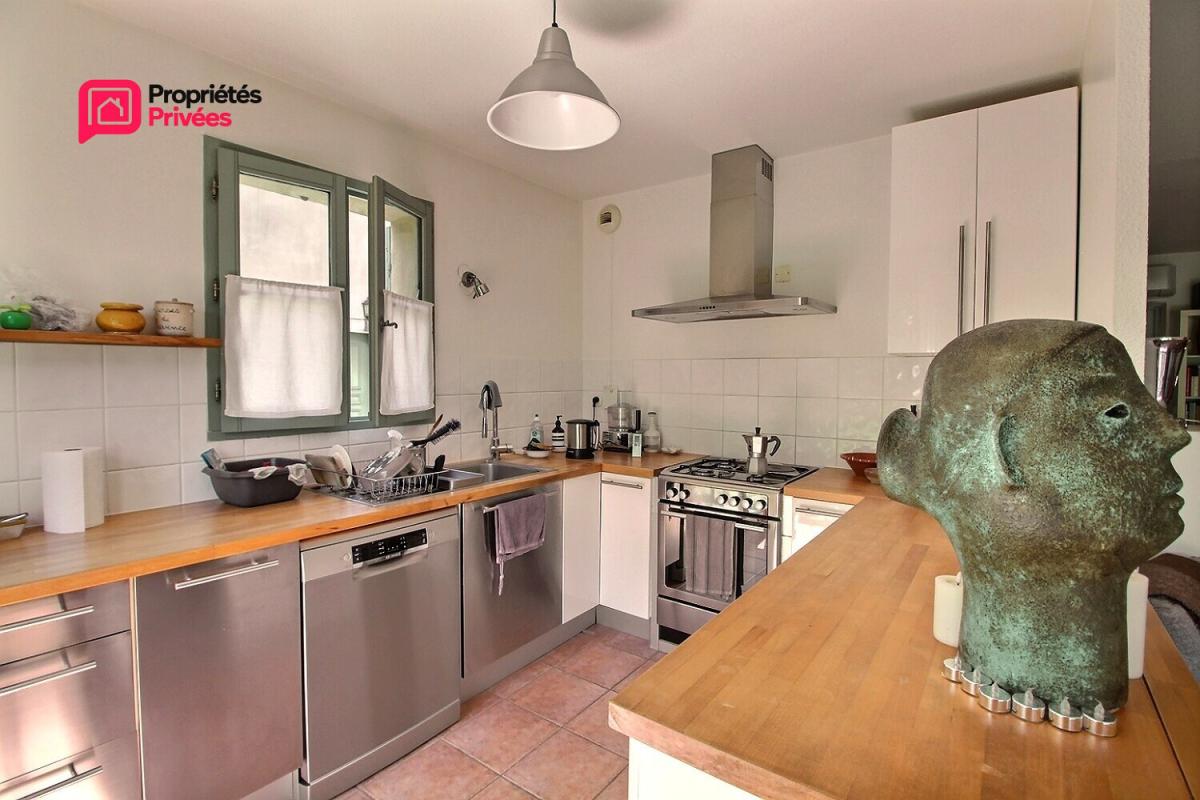 UZES UZES 5 minutes a pieds de la place aux herbes , 85 m² 3 chambres garage place de parking et jardin de 100m² 4