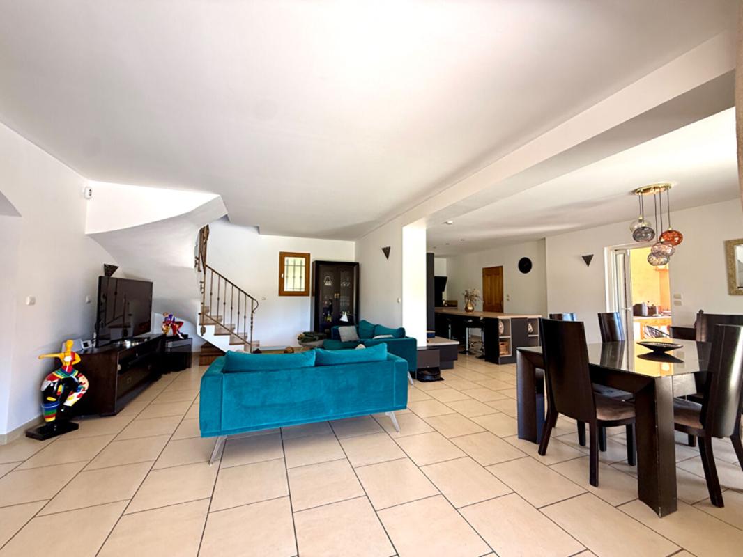 ISTRES Villa secteur du Deven avec piscine et double garage 8