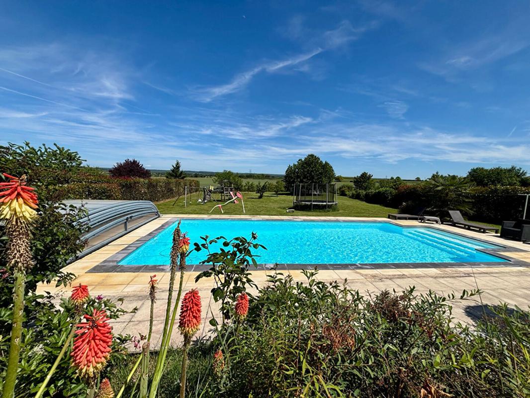 LA CHARITE-SUR-LOIRE Maison familiale de 184 m² avec piscine ? 5 chambres - cadre privilégié à La Charité-sur-Loire 1