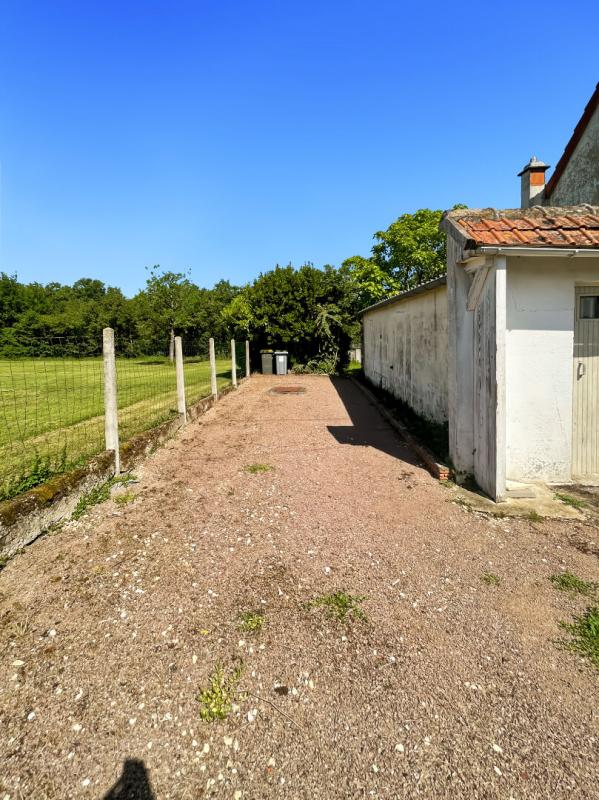 VENESMES Maison de charme dans une impasse, Calme et potentiel à Venesmes 15