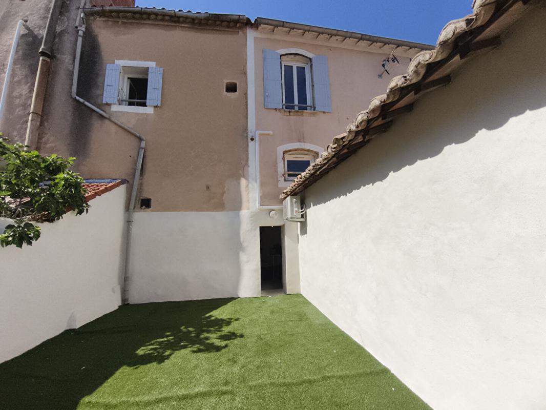 MONTEUX MONTEUX : Maison de ville entièrement rénovée avec garage et cour 2