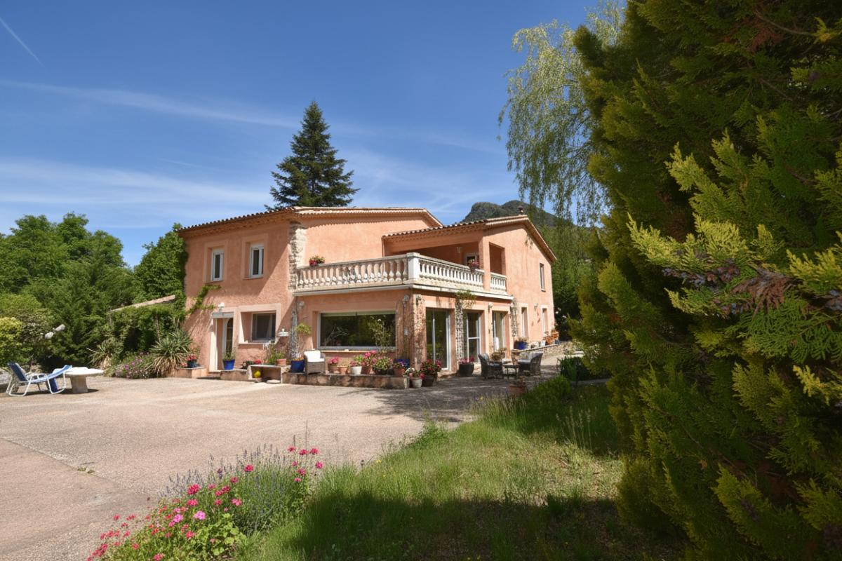 CHAUDON-NORANTE Maison de caractère avec piscine et jardin 4