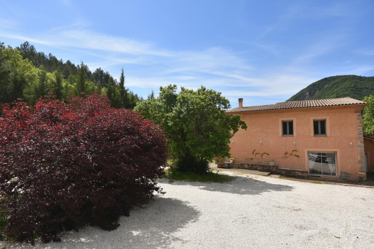 CHAUDON-NORANTE Maison de caractère avec piscine et jardin 6