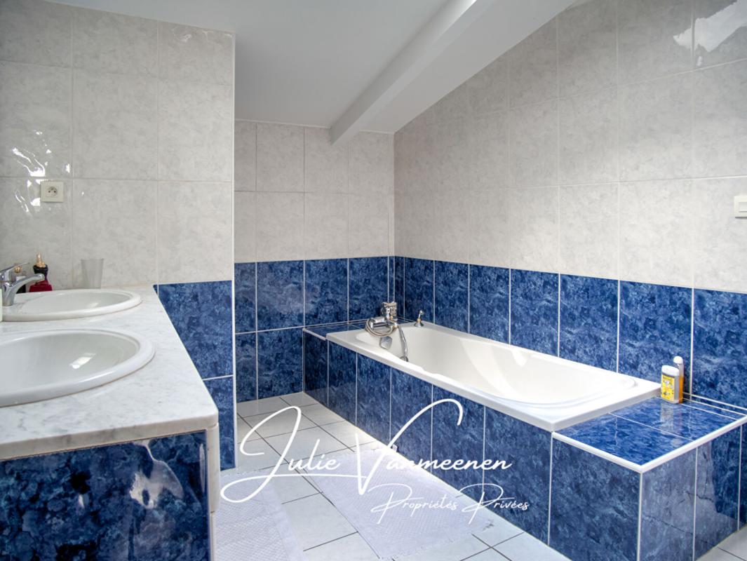 ROQUETTES Maison Roquettes 7 pièce(s) 185.06 m2 16