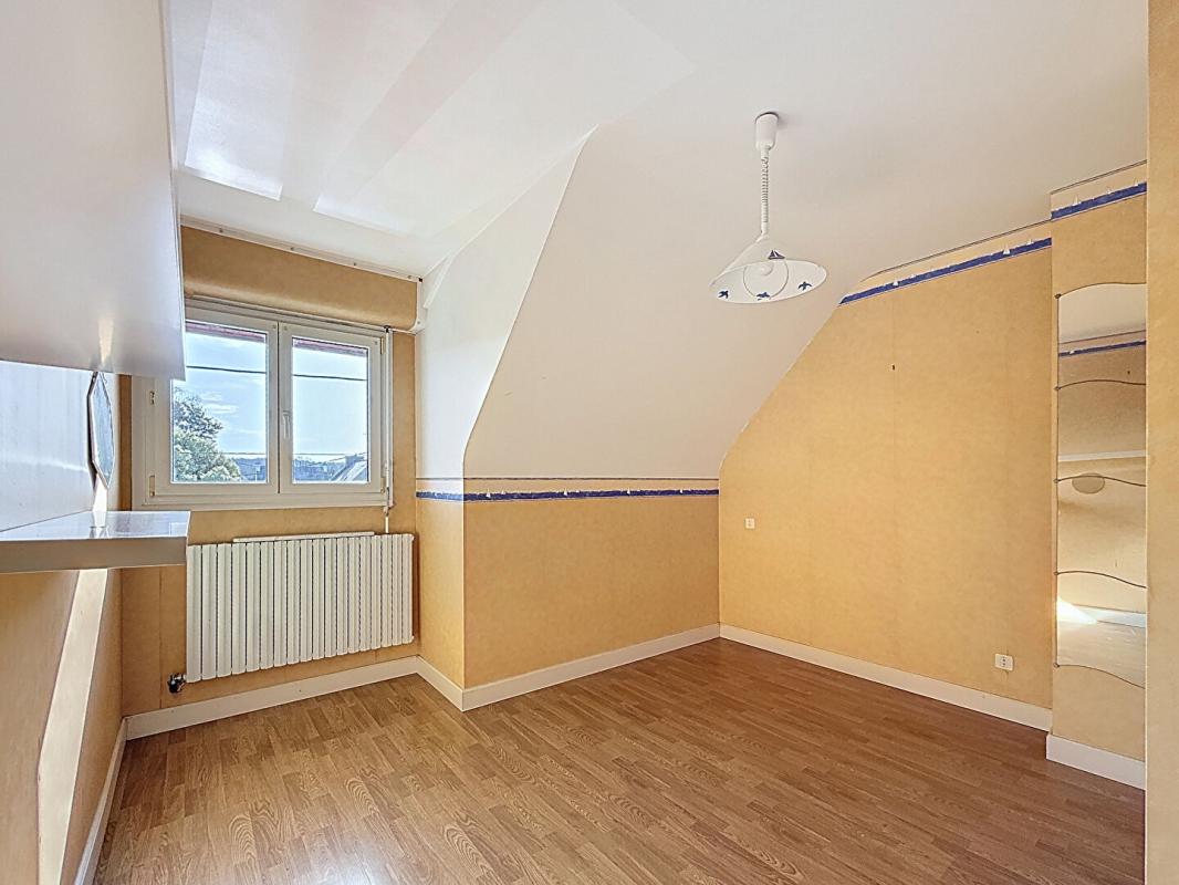 VANNES Maison avec piscine. Commerces à pied et cadre privilégié sur 930 m² de terrain. 15 minutes de Vannes 13