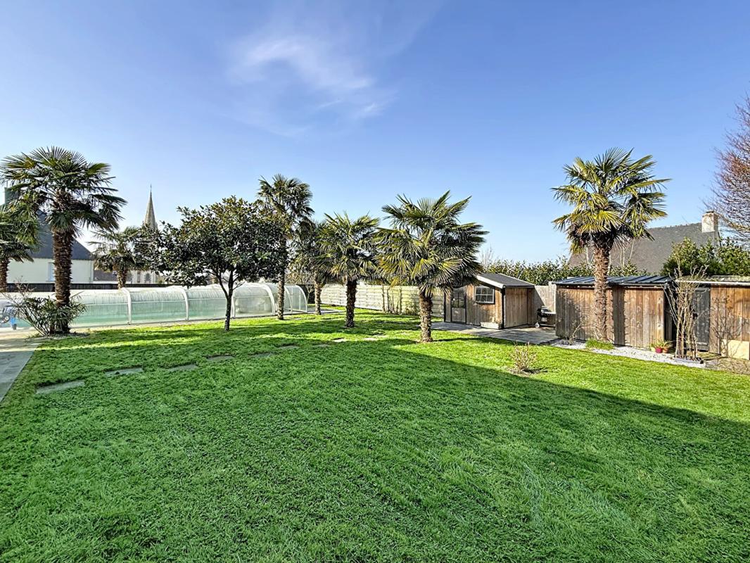 VANNES Maison avec piscine. Commerces à pied et cadre privilégié sur 930 m² de terrain. 15 minutes de Vannes 14