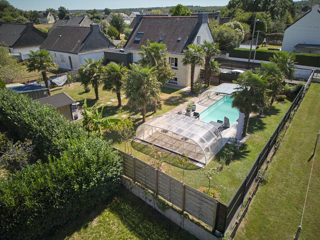 VANNES Maison avec piscine. Commerces à pied et cadre privilégié sur 930 m² de terrain. 15 minutes de Vannes 16