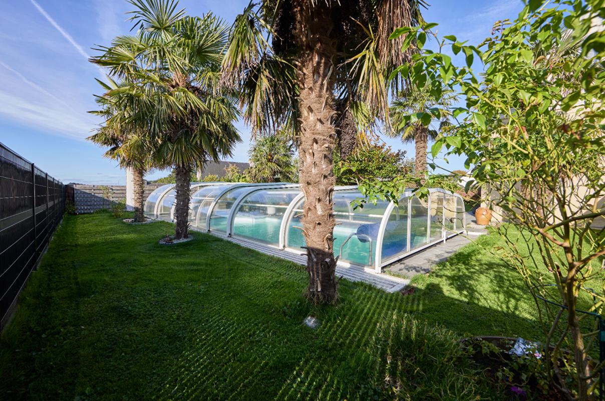 VANNES Maison avec piscine. Commerces à pied et cadre privilégié sur 930 m² de terrain. 15 minutes de Vannes 17