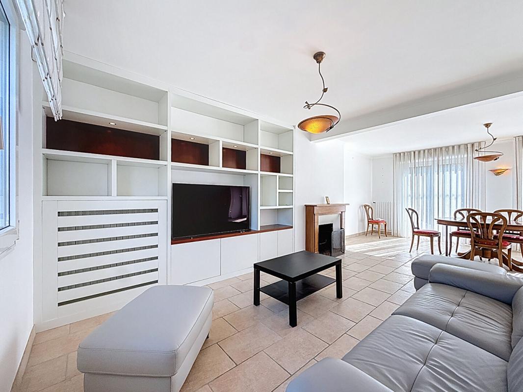 VANNES Maison avec piscine. Commerces à pied et cadre privilégié sur 930 m² de terrain. 15 minutes de Vannes 2