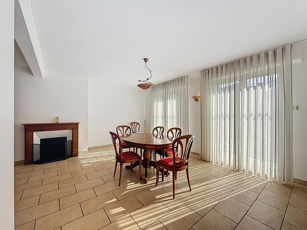 VANNES Maison avec piscine. Commerces à pied et cadre privilégié sur 930 m² de terrain. 15 minutes de Vannes 3