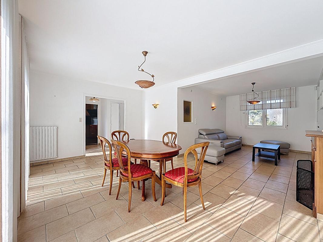 VANNES Maison avec piscine. Commerces à pied et cadre privilégié sur 930 m² de terrain. 15 minutes de Vannes 5