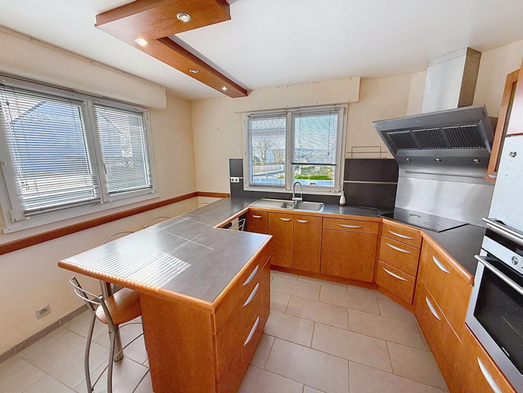 VANNES Maison avec piscine. Commerces à pied et cadre privilégié sur 930 m² de terrain. 15 minutes de Vannes 6