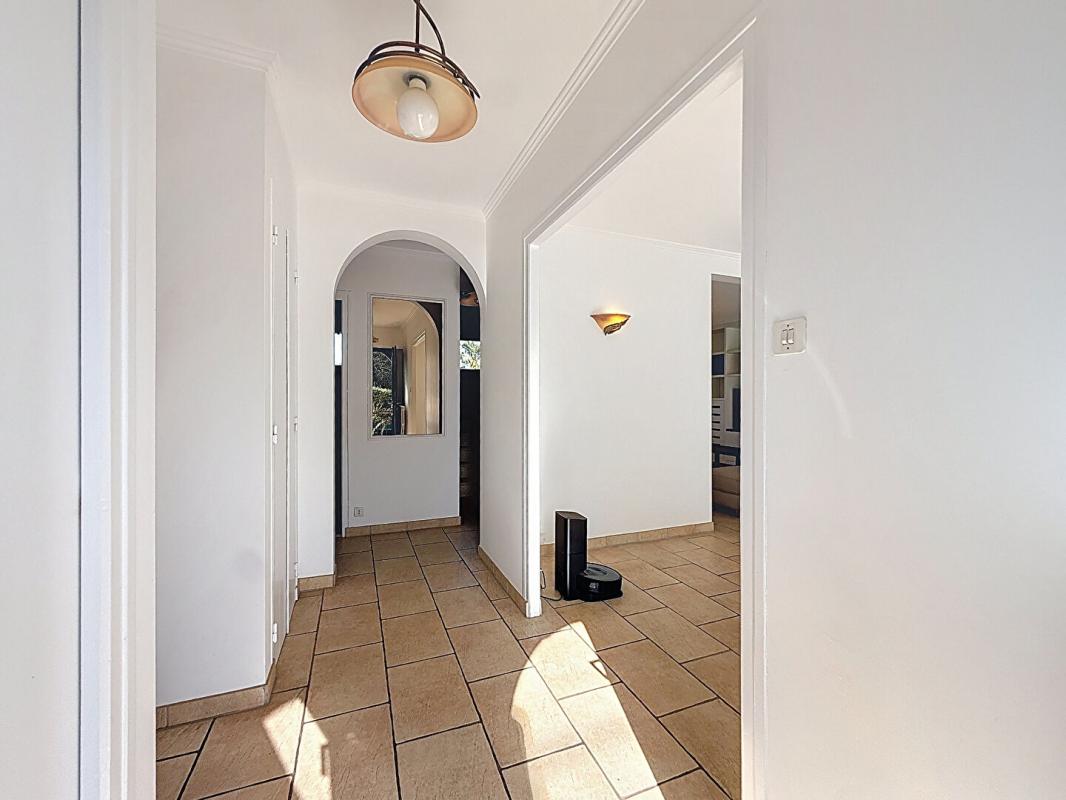 VANNES Maison avec piscine. Commerces à pied et cadre privilégié sur 930 m² de terrain. 15 minutes de Vannes 7