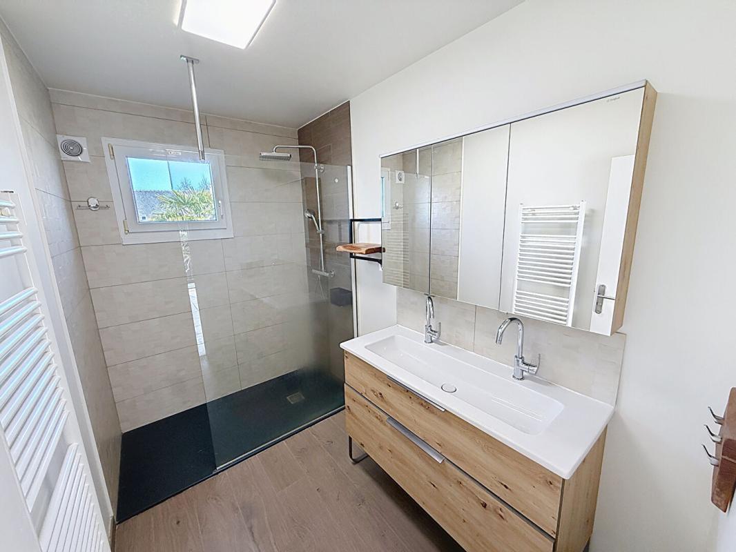 VANNES Maison avec piscine. Commerces à pied et cadre privilégié sur 930 m² de terrain. 15 minutes de Vannes 8