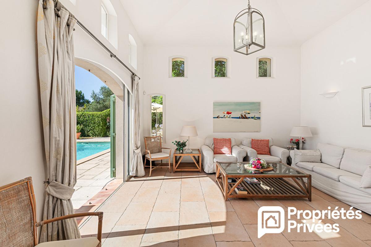PEYMEINADE Villa de plain-pied avec grand garage et piscine au calme et vue dégagée 1