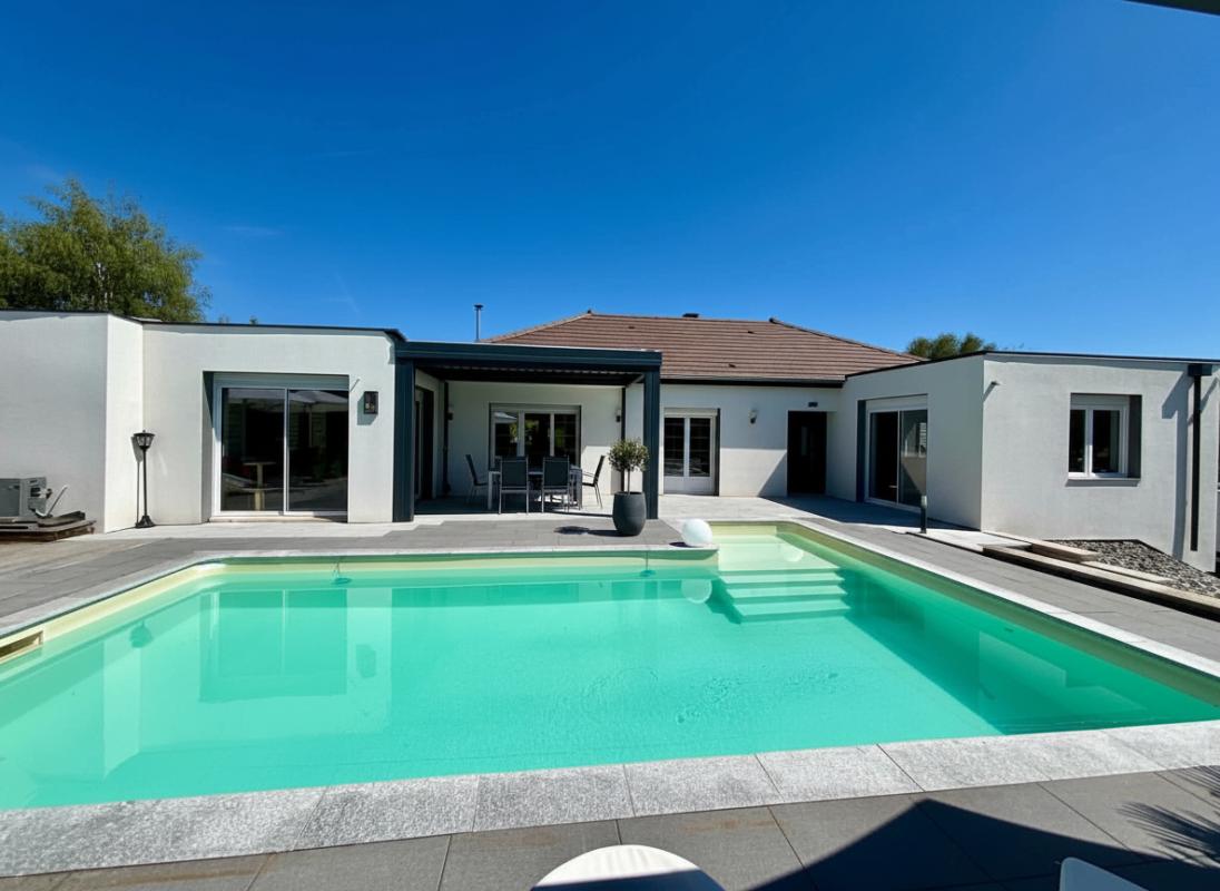 LAIRE Propriété rénovée avec piscine, 160 m² sur 27 ares 96 1