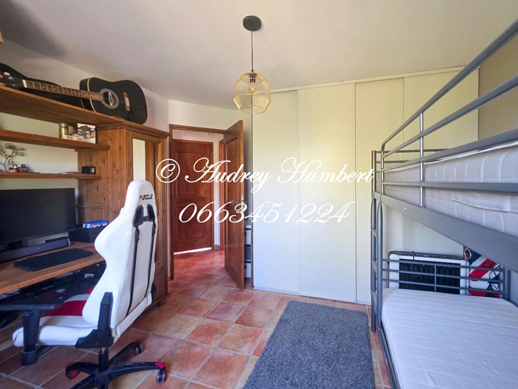 SAINT-JULIEN ST JULIEN, Proche GREOUX, VILLA de 135 m² aux belles prestations, édifiée sur 2HA8 de terrain avec vue et spa 12