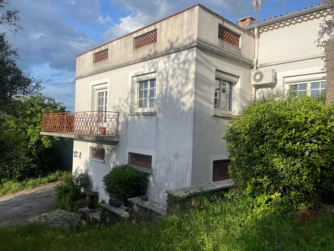 ALES Sur la commune d'ALES , grande maison d'architecte disposant de 2 logements , terrain constructible 1