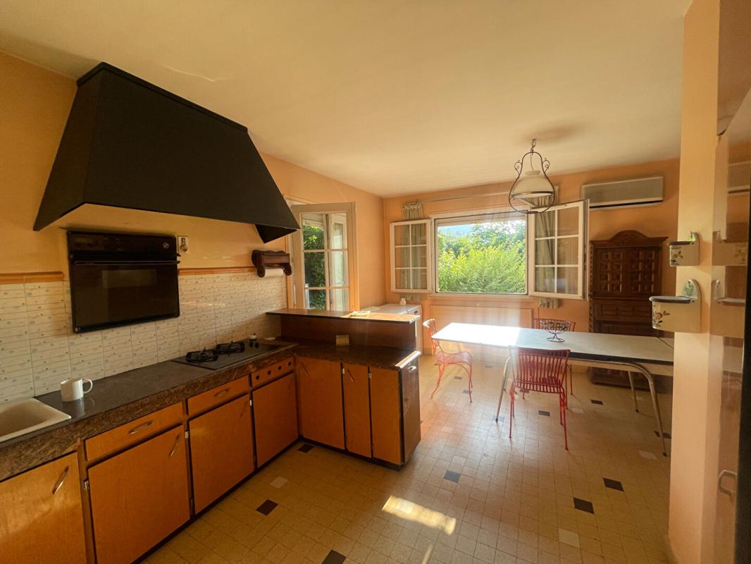 ALES Sur la commune d'ALES , grande maison d'architecte disposant de 2 logements , terrain constructible 11