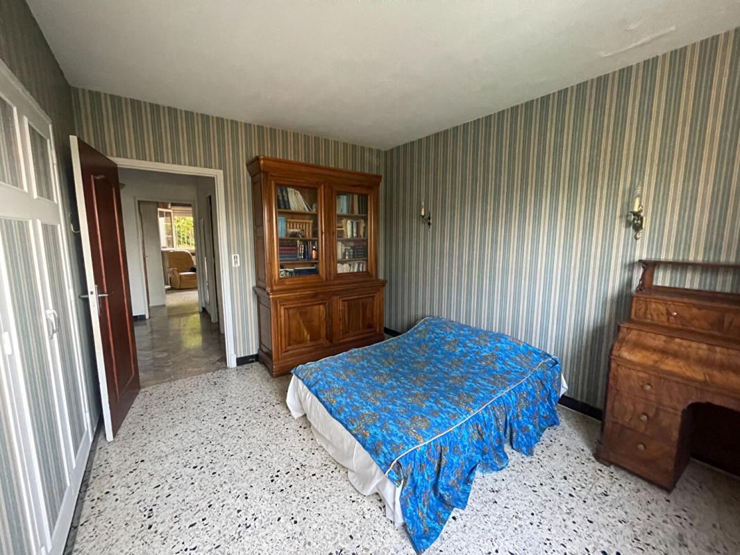 ALES Sur la commune d'ALES , grande maison d'architecte disposant de 2 logements , terrain constructible 12