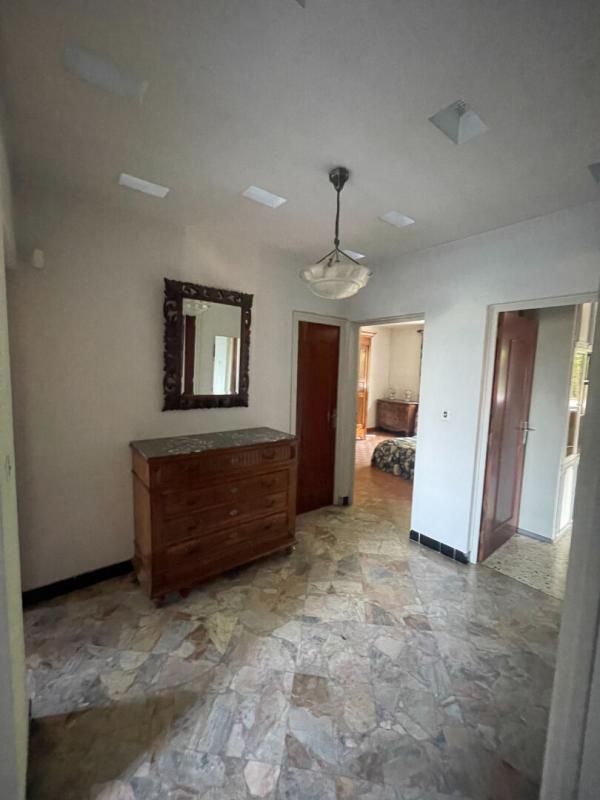 ALES Sur la commune d'ALES , grande maison d'architecte disposant de 2 logements , terrain constructible 15