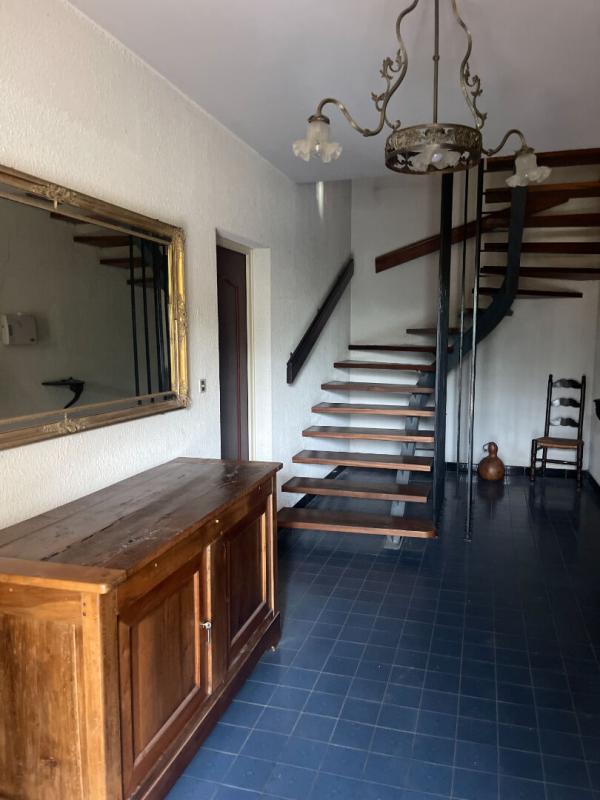 ALES Sur la commune d'ALES , grande maison d'architecte disposant de 2 logements , terrain constructible 16