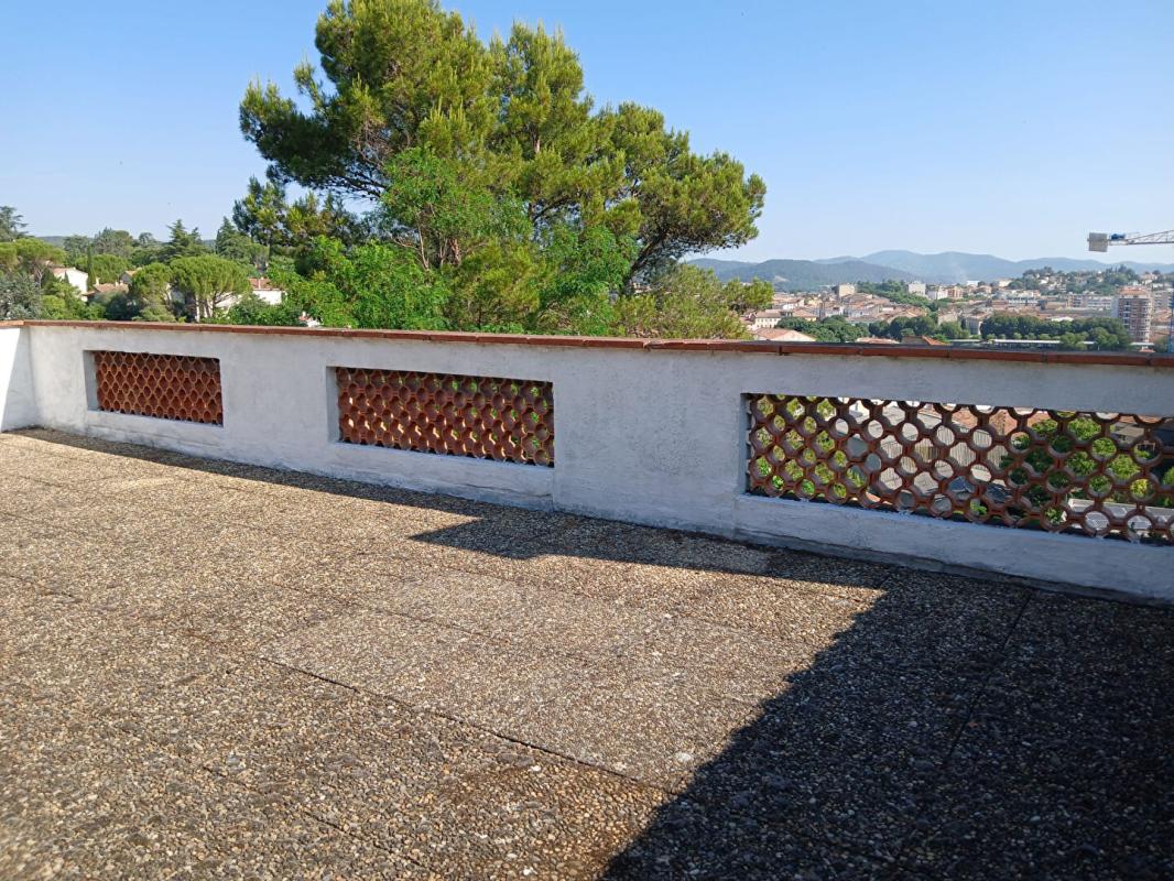 ALES Sur la commune d'ALES , grande maison d'architecte disposant de 2 logements , terrain constructible 5