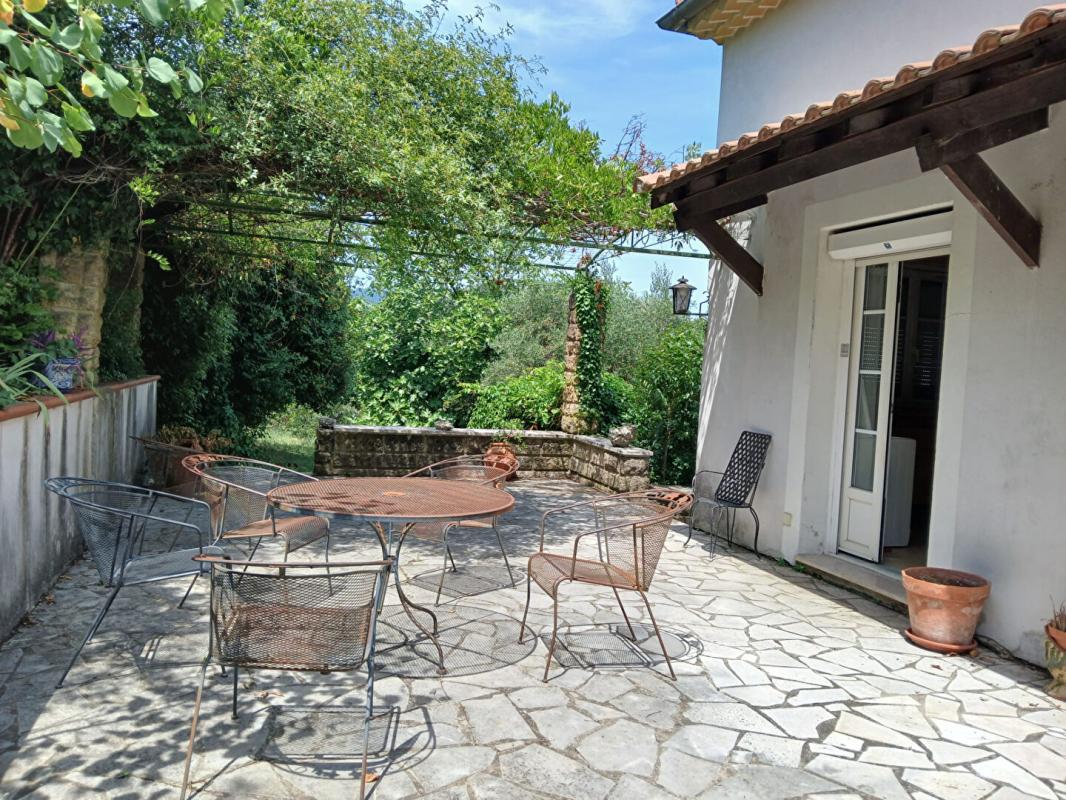 ALES Sur la commune d'ALES , grande maison d'architecte disposant de 2 logements , terrain constructible 7